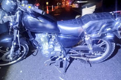 La moto en la que se movilizaban los involucrados fue retenida.