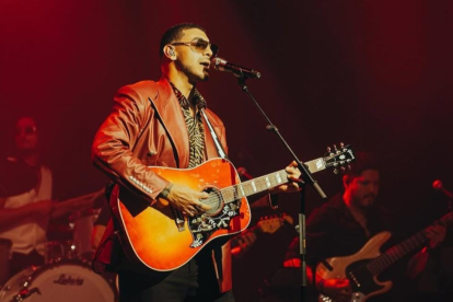 Manuel Medrano en concierto durante su gira '10 años Tour', que incluye una esperada presentación en Cuenca, Ecuador.