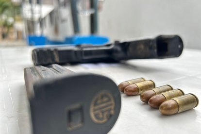 Los uniformados encontraron un arma de fuego y cinco cartuchos, que fueron levantados como indicios para las investigaciones.