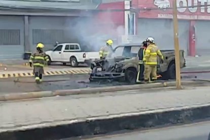 Bomberos apagaron las llamas.