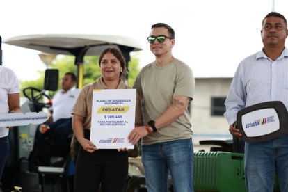 Daniel Noboa, vestido con jeans y camiseta verde oliva, participa en la entrega de beneficios a agricultores de Los Ríos.