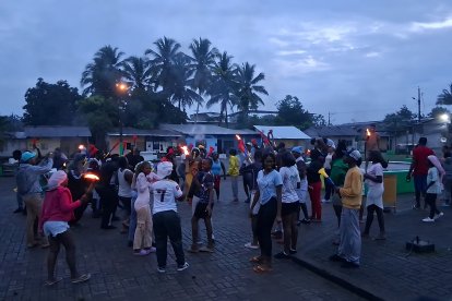Con antorchas y cornetas, los habitantes de Selva Alegre se reunieron en el parque de la localidad para dar inicio a las fiestas patronales.