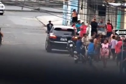 Imagen del vehículo de alta gama frente al domicilio del señalado de atentar contra la Bahía.