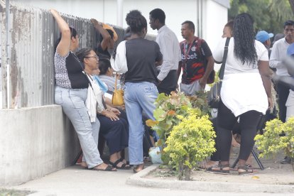 Familiares del fallecido acudieron a la morgue para retirar su cuerpo.
