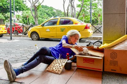 Doña Clara asegura haber sido abandonada por su familia, por eso deambula por el centro.