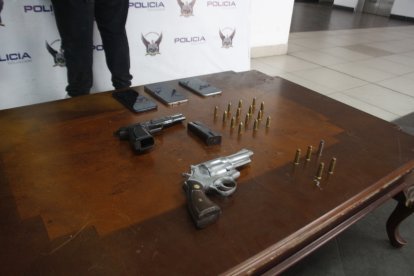 Armas y municiones fueron encontradas en poder de los antisociales.