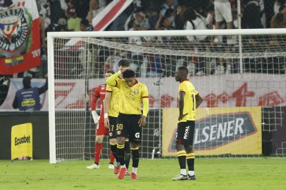 El rostro de los jugadores del Barcelona SC refleja el malestar tras ante Liga de Quito en su segunda goleada 3-0 en el hexagonal final.