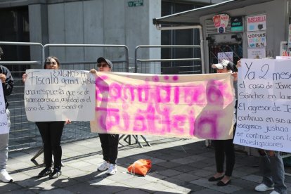 Familiares de la víctima realizó un plantón en los exteriores de la Fiscalía para exigir justicia.