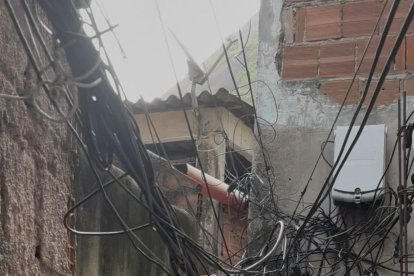 Los turistas deben sortear sinuosos pasadizos y ‘tallarines’ de cables enredados.
AG-EXTERNO