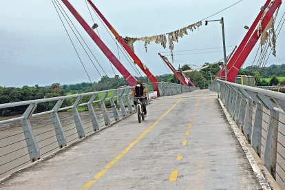 En el puente que va de Santay a Guayaquil solo pueden ir en bicicleta los moradores, no los turistas.