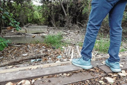 Del camino que unía a la Santay con Durán, solo quedan las bases. La estructura fue desmantelada.