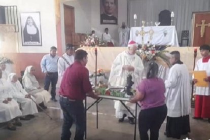 Durante la entrega de las ofrendas, en la ceremonia entregaron una maqueta con la que recordaron el siniestro aéreos en que falleció la religiosa.