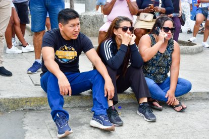 Familiares de Génesis Alcívar Ruiz llegaron a la morgue para retirar su cuerpo. Con profundo dolor contaron que deja tres hijos huérfanos.