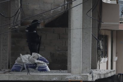 Un policía fue captado mientras se escondía en una casa en construcción.