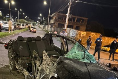 Así quedó el vehículo en el que viajaban los accidentados.