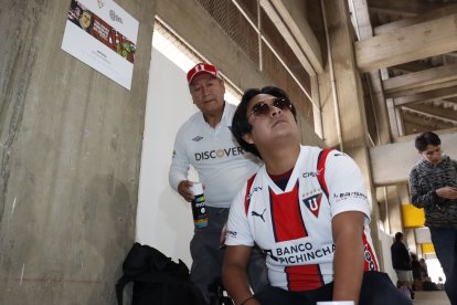 Nicolás Granda (d) estuvo feliz al poder pintar el mural con el apoyo de su padre Miguel.