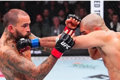 Marlon 'Chito' Vera (i) recibiendo un golpe de  Aiemann Zahabi (d).