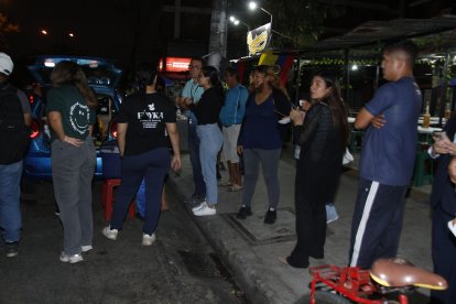 Los clientes hacen fila para comprar sus bebidas.