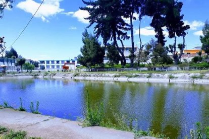 Esta sería la piscina de los peces, dentro de la unidad educativa en Ambato, donde el menor se ahogó.