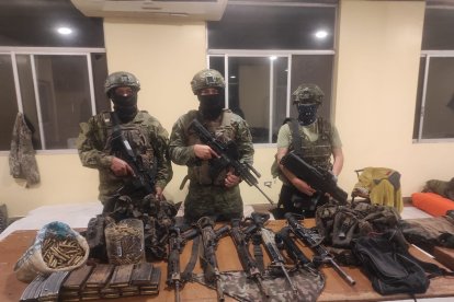 Estas armas fueron incautadas en la aprehensión de los cinco sospechosos.