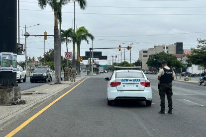 Policías y personal militar están presentes en el punto, en la av. 25 de Julio.