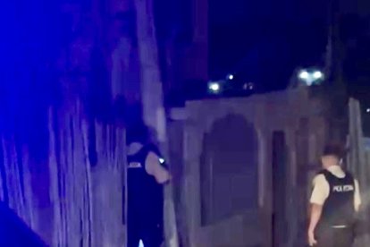 Los agentes policiales llegaron a la escena y recopilaron indicios de un arma de fuego calibre 9 milímetros