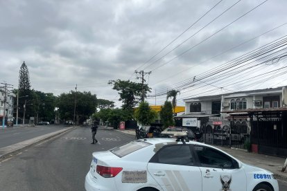 Agentes policiales acudieron a la zona para verificar la alerta.
