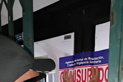 Inspector de Arcsa mientras clausuró el local.