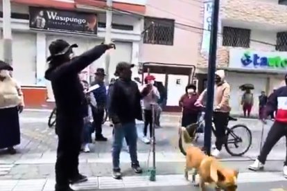 Los manifestantes llegan con los rostros cubiertos e intimidan a los dueños de los negocios para que cierren los locales.