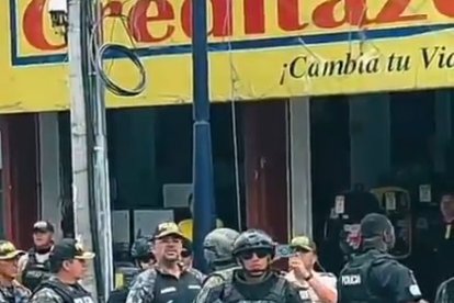 El ministro John Reimberg llegó a la ciudad para hablar con los comerciantes y darles tranquilidad.