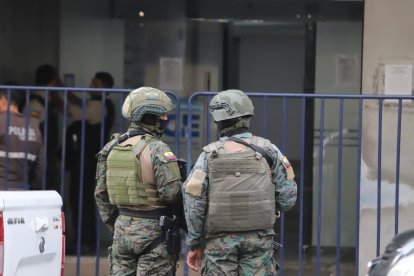 Gran contingente militar se encontraba afuera de las instalaciones.