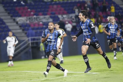 Junior Sornoza (i) marcó el gol del triunfo de Independiente del Valle sobre Atlético Mineiro.