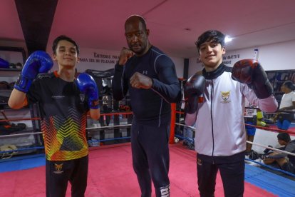 Los hermanos Anthony (i) y Juan Pablo Morán (d) junto a Beber Espinoza, quien los maneja en el desarrollo ahora del kickboxing.