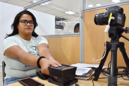 Durante el proceso de emisión de la cédula, se toma una fotografía y se registra las huellas dactilares de los usuarios.