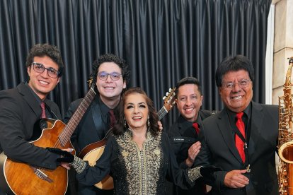 En cada una de sus presentaciones, 'La grande del Ecuador' vestía con mucho respeto para la música, su país y su público.