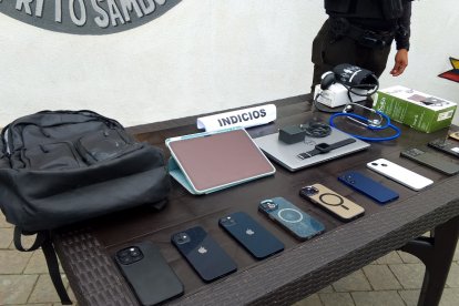 Los sospechosos fueron aprehendidos en poder de un carro y otros elementos.