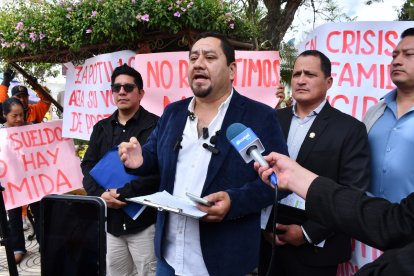 Trabajadores exigen el pago de 4 meses de sueldos no recibidos.