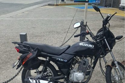 Esta motocicleta forma parte de las evidencias encontradas a los sospechosos.