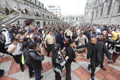 Cerca de dos mil personas asistieron a la misa de Paulina Tamayo.