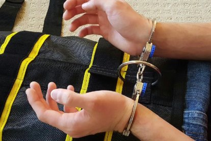 El WRAP, dispositivo de inmovilización corporal usado por ICE durante vuelos de deportación.