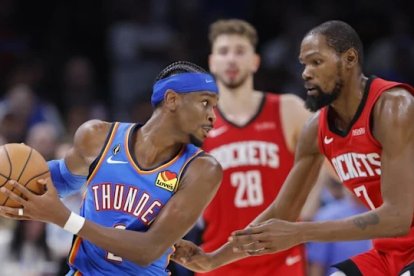 Kevin Durant defendiendo a Jimmy Buttler en el partido Thunders vs Rockets.