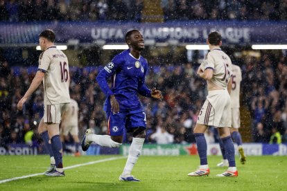 Moisés Caicedo sigue haciendo historia a lo grande en el Chelsea.