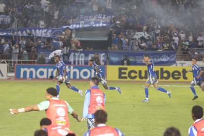 Al final de la tanda de penales, los futbolistas millonarios desataron los festejos por la clasificación a semifinales de la Copa Ecuador