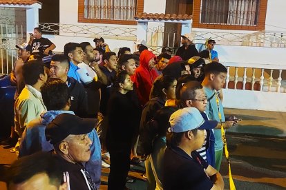 Los fanáticos que acuden a observar los partidos de vóley exigieron mayor presencia policial