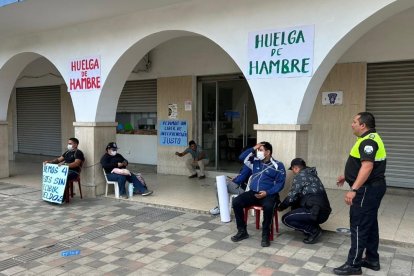 La medida continuará mientras no reciban pagos de sus sueldos