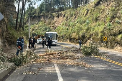 Policías despejaron vías que conducen desde Cayambe al norte del país.