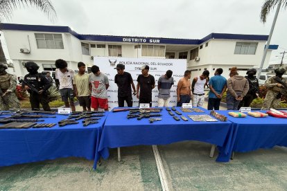 Más de una decena de armas fueron incautadas durante el operativo.