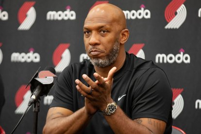 El técnico y exestrella de la NBA, Chauncey Billups, enfrenta acusaciones por participar en partidas de póker amañadas.