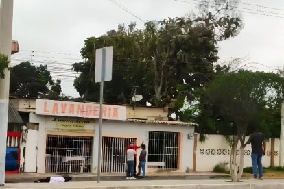 El sospechoso vestido con uniforme estudiantil quedó tendido en la vía ante el asombro de los transeúntes