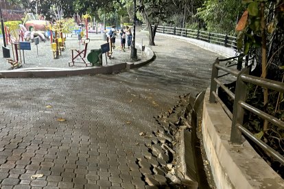 Las camineras están destruidas, poniendo en peligro la seguridad de los peatones.